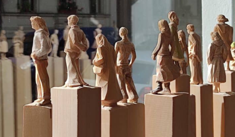 geschnitzte Portraits aus Holz