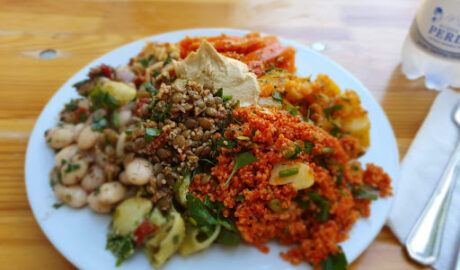 Tellergericht von Milidia Couscous-Salat, Linsen und Bohnen