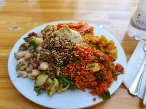 Tellergericht von Milidia Couscous-Salat, Linsen und Bohnen