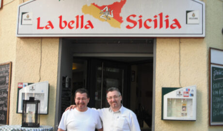 die Brüder von La bella Sicilia vor ihrem Restaurant